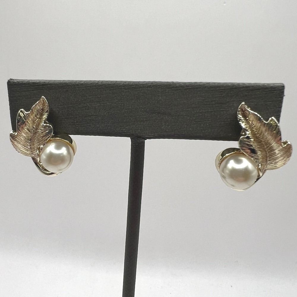 Vintage Lisner Screw Back Earrings Faux Pearl Gold Tone Leaves